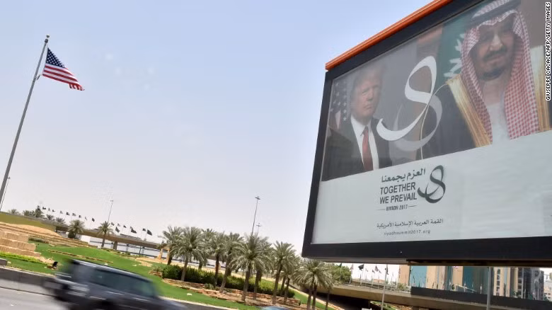 Tổng thống Donald Trump bắt đầu chuyến công du đầu tiên giữa 'nước sôi lửa bỏng' ảnh 2