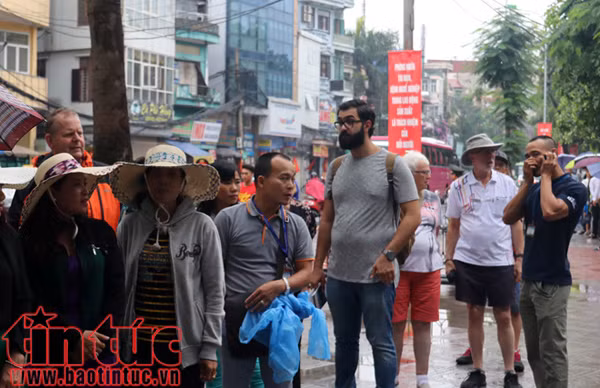 Dòng người đội mưa viếng Lăng Bác ảnh 8