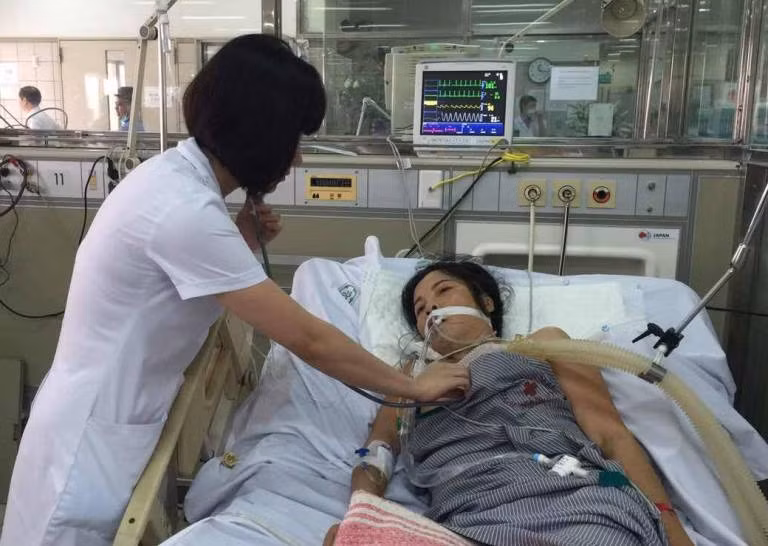 Chồng suy sụp vì vợ mắc bệnh hiểm nghèo, không có bảo hiểm y tế ảnh 1