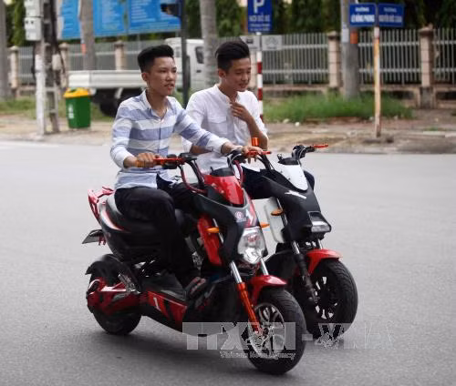 Đi xe đạp điện dưới trời mưa có nguy hiểm không? ảnh 1
