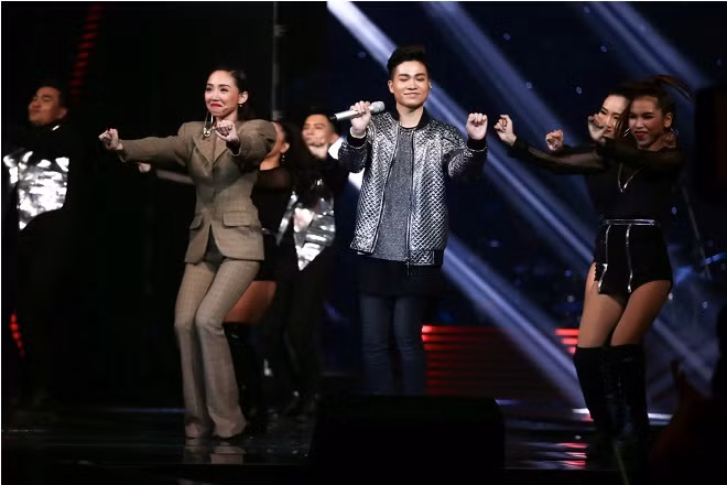 The Voice 2017: 'Vũ điệu cồng chiêng' của Tóc Tiên không cứu được Trần Tùng Anh ảnh 2