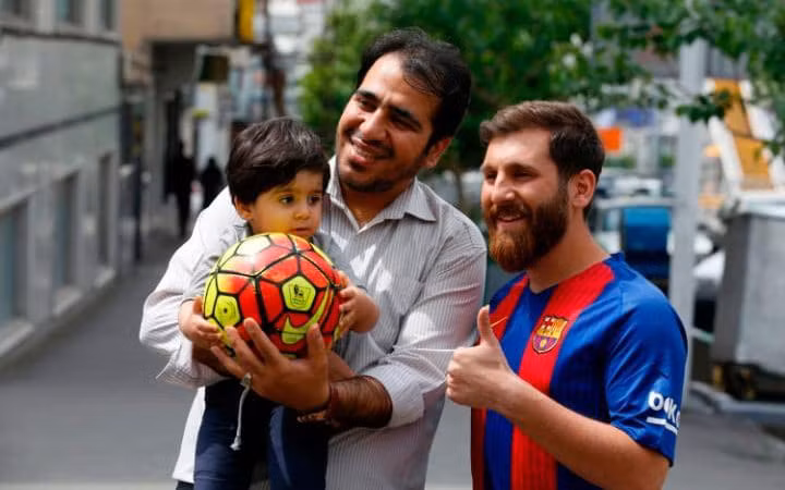 ‘Lionel Messi’ phiên bản Iran gặp rắc rối với cảnh sát vì quá giống Messi ảnh 4