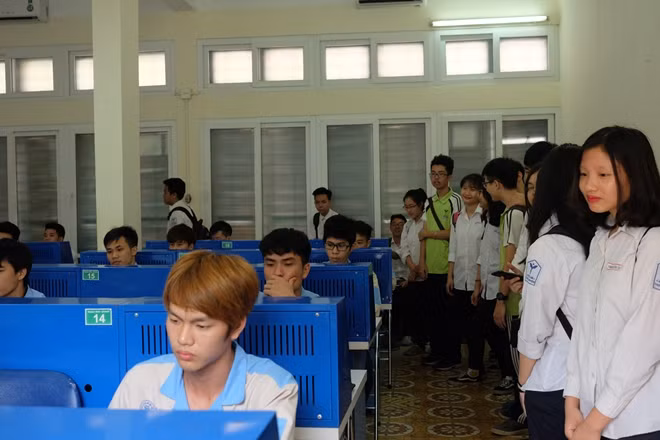 Học sinh hào hứng với thiết bị hiện đại của trường nghề ảnh 4