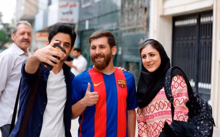 ‘Lionel Messi’ phiên bản Iran gặp rắc rối với cảnh sát vì quá giống Messi ảnh 5
