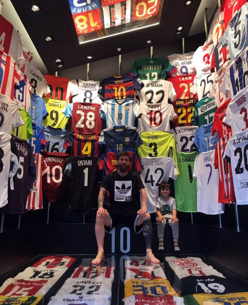 Lionel Messi công bố bộ sưu tập ‘khủng’ áo đấu của đối thủ ảnh 1