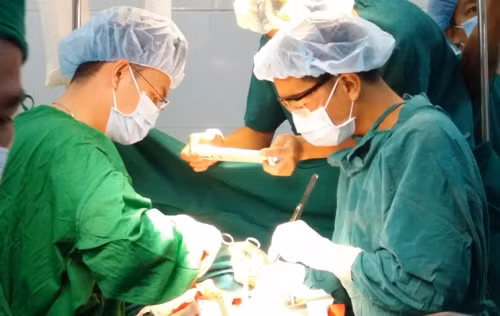 Mở ngực, cưa xương ức để cấp cứu bệnh nhân vỡ tim do tai nạn giao thông ảnh 1