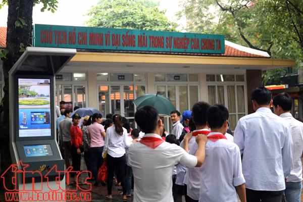 Dòng người đội mưa viếng Lăng Bác ảnh 2