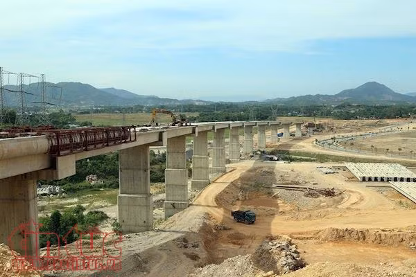 'Dàn trận' tăng tốc thi công cao tốc La Sơn – Túy Loan băng rừng Bạch Mã ảnh 1