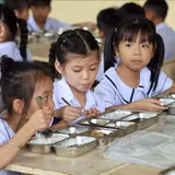 Bữa ăn bán trú ấm lòng học sinh vùng biên