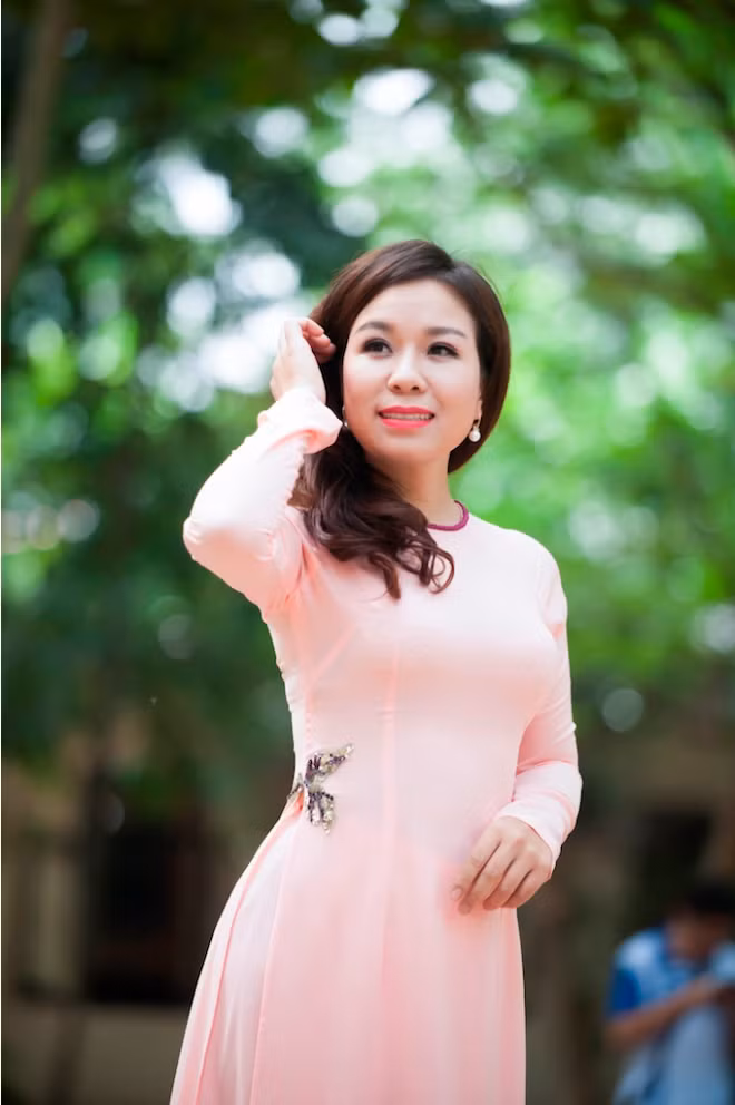 Á quân Sao mai Thu Hà hát “Em đứng giữa giảng đường hôm nay” ảnh 2