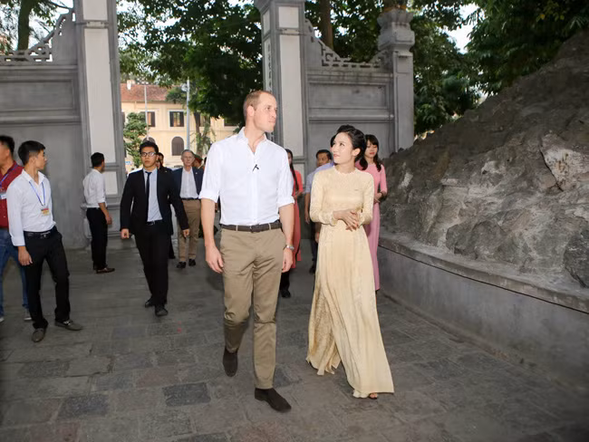 Hoàng tử William thích thú uống cà phê vỉa hè Hà Nội ảnh 3