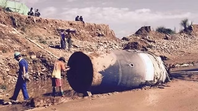 Vật thể lạ khổng lồ "tuột" từ không trung xuống Myanmar ảnh 1