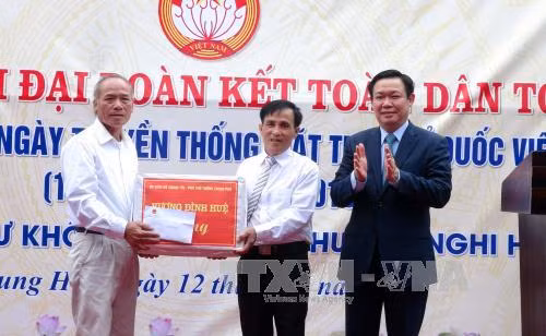 Phó Thủ tướng Vương Đình Huệ dự Ngày hội Đại đoàn kết toàn dân tộc tại Nghệ An ảnh 1