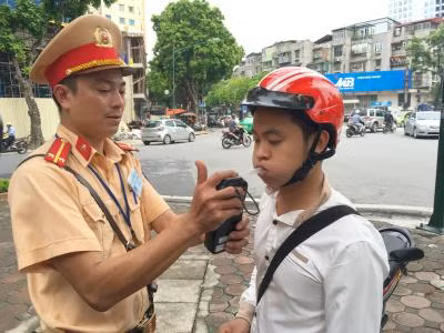 Tỷ lệ nam và nữ uống rượu bia đều tăng vọt ảnh 1