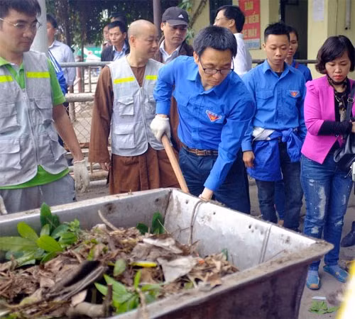 Phó Thủ tướng Vũ Đức Đam dọn rác cùng sinh viên ảnh 1