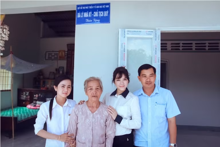 500 triệu đồng giúp đồng bào lũ lụt miền Trung khắc phục khó khăn ảnh 5