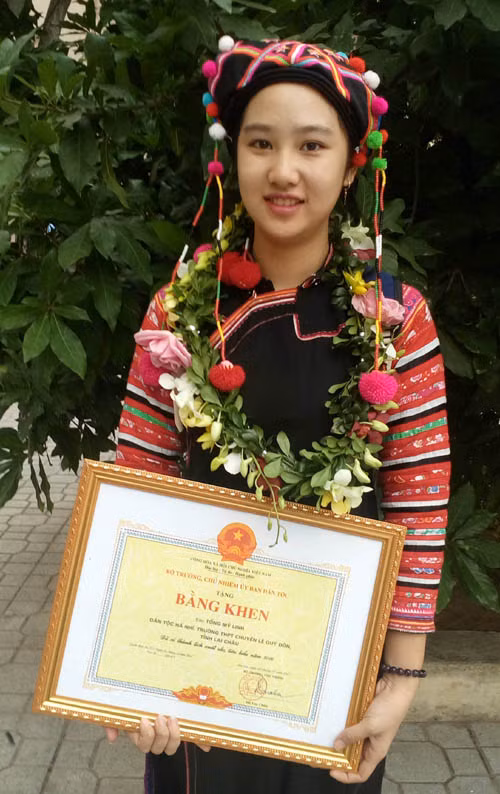 Cô gái Hà Nhì hai lần được gặp Chủ tịch nước ảnh 1