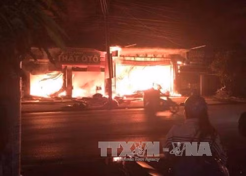 "Bà hỏa" thiêu rụi cửa hàng nội thất, 2 ô tô trơ khung ảnh 1