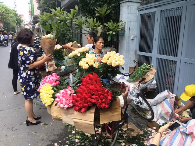 Hoa tươi tăng giá chóng mặt vẫn tấp nập người mua ảnh 2