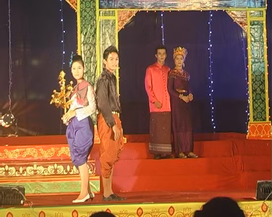 Hội diễn nghệ thuật và trình diễn trang phục dân tộc Khmer ảnh 1