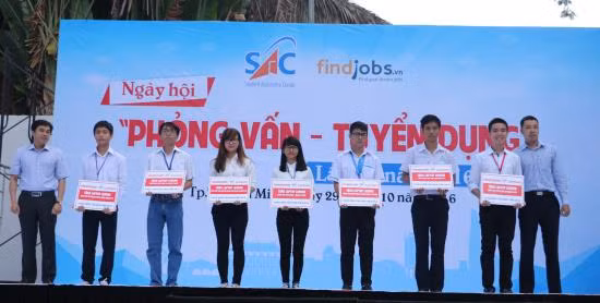 Trao 70 suất học bổng cho sinh viên, học sinh nghèo vượt khó ảnh 1