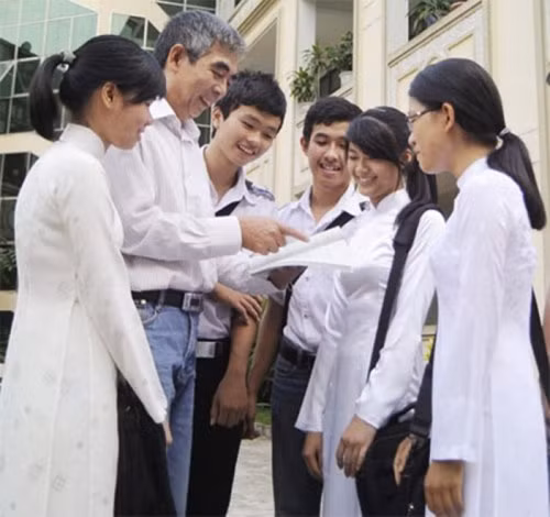 Thi bình chọn ảnh thầy trò tri ân ngày Nhà giáo Việt Nam ảnh 1