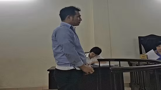 Lợi dụng lòng tin, rút hơn 6 tỷ đồng từ tài khoản của người quen ảnh 1