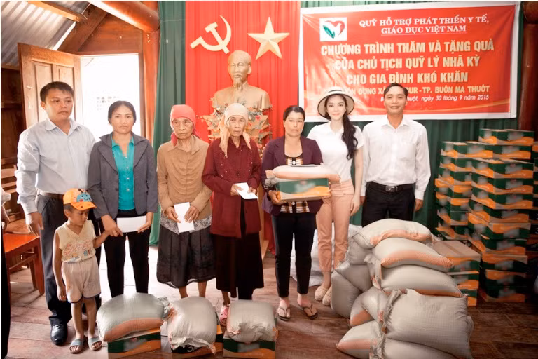 500 triệu đồng giúp đồng bào lũ lụt miền Trung khắc phục khó khăn ảnh 6