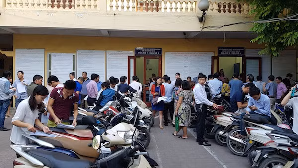 Người dân Hà Nội đổ dồn đi đổi bằng lái xe ảnh 1