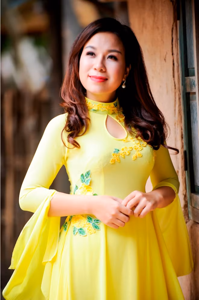 Á quân Sao mai Thu Hà hát “Em đứng giữa giảng đường hôm nay” ảnh 1