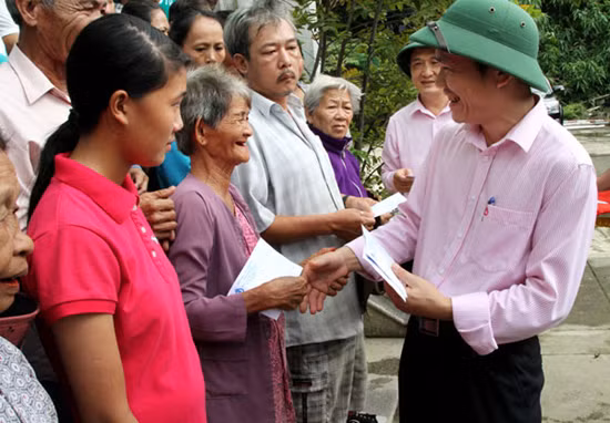 Hơn 2.100 suất quà tới vùng lũ miền Trung ảnh 1