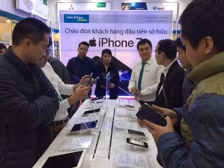iPhone 7 chính hãng thu hút khách hàng Việt ảnh 1