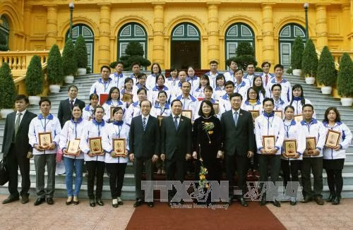 Phó Chủ tịch nước Đặng Thị Ngọc Thịnh gặp mặt giáo viên tiêu biểu vùng hải đảo ảnh 2