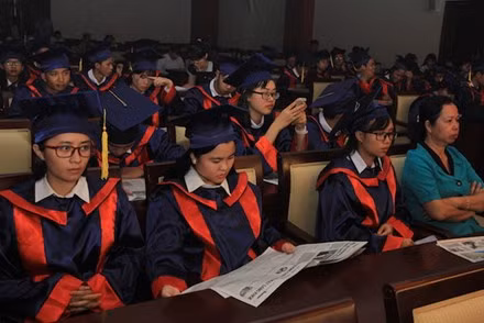  51 thủ khoa được trao học bổng “Nâng bước thủ khoa” ảnh 1