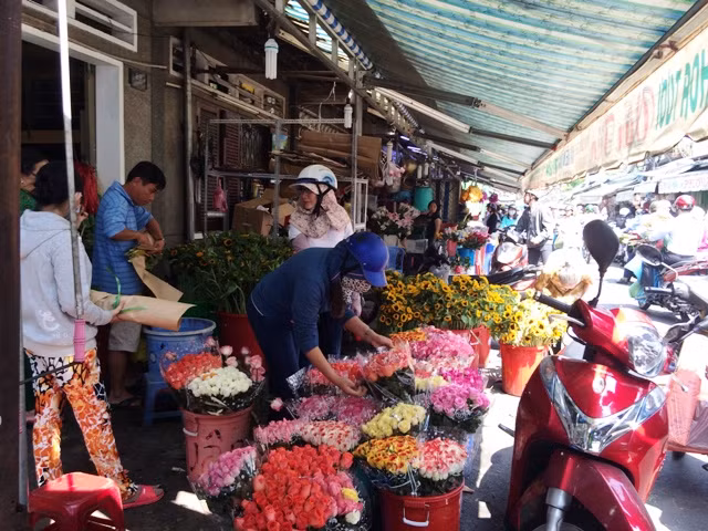 Hoa tươi tăng giá chóng mặt vẫn tấp nập người mua ảnh 4