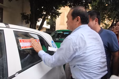Hà Nội dán đề can “5 không” cho xe taxi ảnh 1