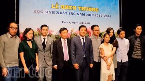 Đại sứ Trương Mạnh Sơn khen thưởng các tài năng trẻ Việt Nam tại Séc ảnh 1
