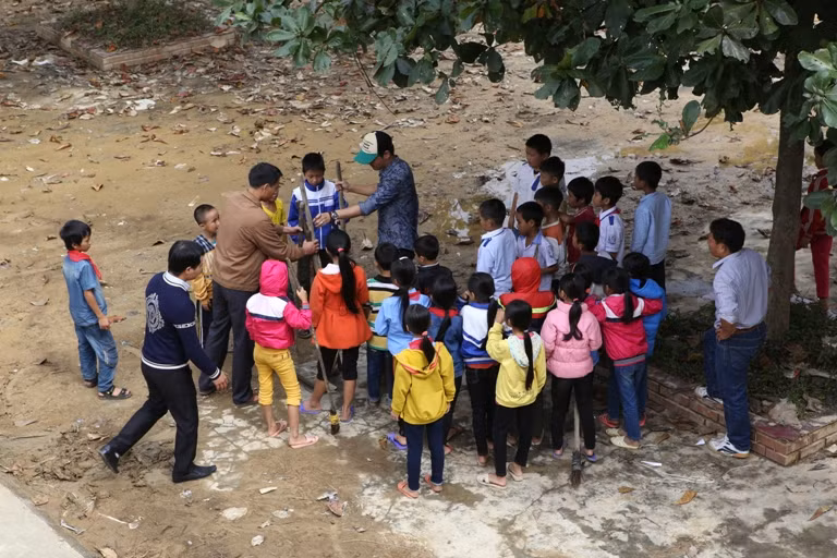 MC Phan Anh với thông điệp đặc biệt về học trò vùng lũ ảnh 4