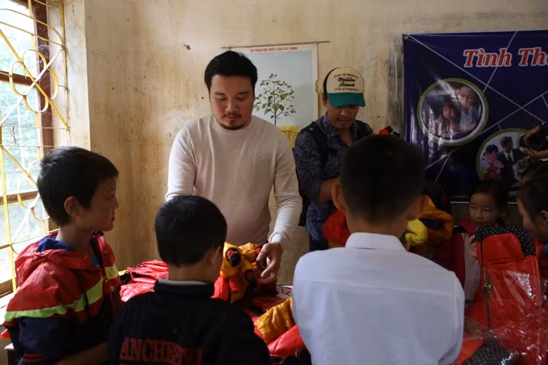 MC Phan Anh với thông điệp đặc biệt về học trò vùng lũ ảnh 8