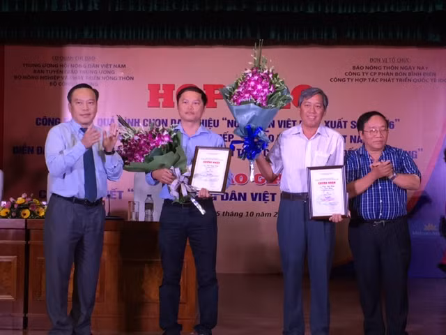 63 người được bình chọn là nông dân Việt Nam xuất sắc năm 2016 ảnh 1