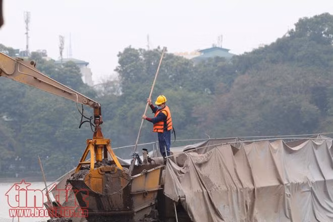 Người Hà Nội co ro đón gió rét cận Tết Nguyên đán ảnh 5
