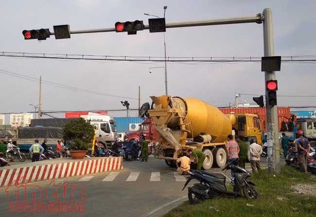 Xe bồn cuốn xe máy vào gầm, một người đàn ông tử vong ảnh 2