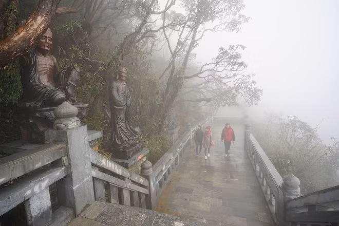 500 Phật tử ba miền tụ hội trên đỉnh Fansipan cầu nguyện quốc thái dân an ảnh 5