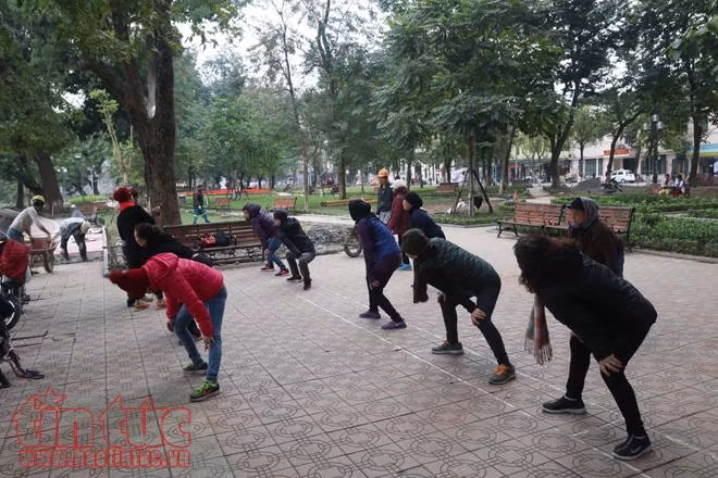 Người Hà Nội co ro đón gió rét cận Tết Nguyên đán ảnh 2