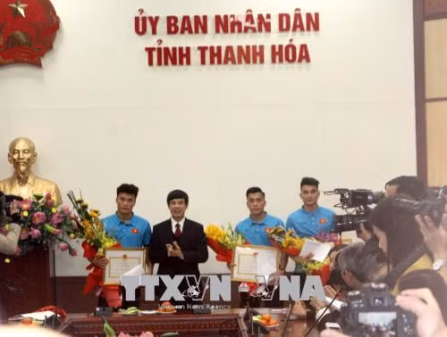 Thủ môn Tiến Dũng nhận 'mưa' tiền thưởng tại quê hương Thanh Hóa ảnh 2