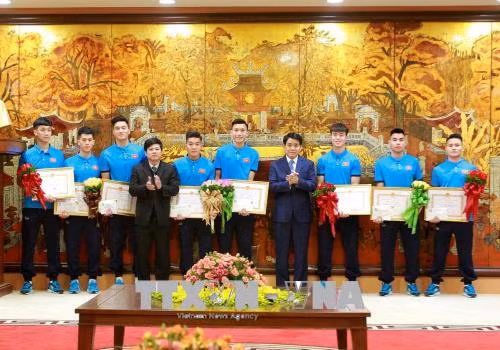 Lãnh đạo thành phố Hà Nội gặp mặt, khen thưởng Đội tuyển U23 Việt Nam ảnh 1