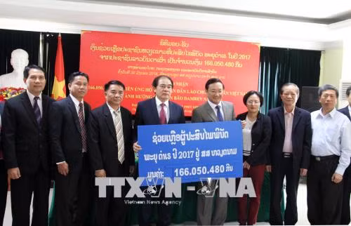 Nhân dân Lào quyên góp giúp Việt Nam khắc phục hậu quả thiên tai ảnh 1