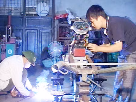 Người thanh niên sáng chế máy cày đa năng cho miền núi ảnh 1