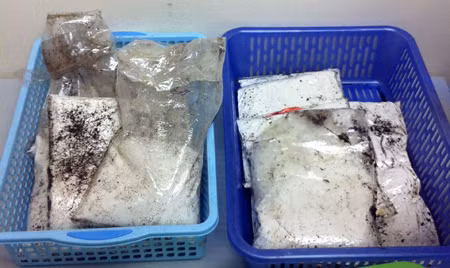 Nữ hành khách vận chuyển 2 kg ma tuý đá trong hành lý ảnh 1