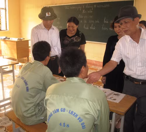 Học chữ để tránh xa ma túy ảnh 1